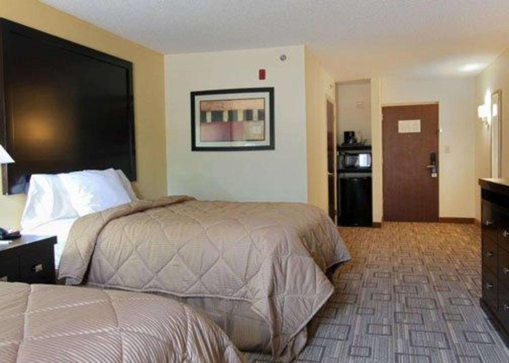 Queen Room with Two Queen Beds - Non-Smoking interior